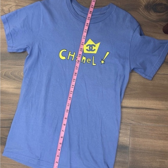 CHANEL Lavender Short Sleeve Tee with Yellow Logo Graphic - Picture 6 of 7